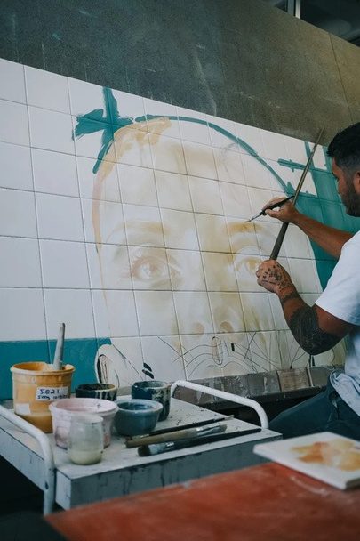 Hopare peignant la fresque de Villa Emilia sur des carreaux d'azulejos